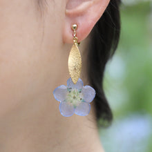 画像をギャラリービューアに読み込む, 本物のネモフィラとメタルリーフのピアス/イヤリング|FT2 works(エフティーツーワークス)