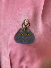 画像をギャラリービューアに読み込む, ふわふわ長毛猫ストラップ(Mサイズ)|手作り羊毛フェルト(グレー)|たろじろ