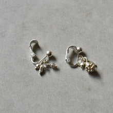 画像をギャラリービューアに読み込む, お花のカレンシルバーと天然石のイヤリング|YEAH.JAPAN(イエアジャパン)