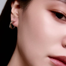 画像をギャラリービューアに読み込む, Crossed Layer Hoop pierce – Contrast Edition |Lyvi(ライヴィ)