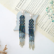 画像をギャラリービューアに読み込む, ミッドナイトブルー 夜空の一番星 揺れるロングビーズフリンジピアス 【シルバー925 ピアスポスト】 |Ahki Beadwork(アーキービーズワーク)