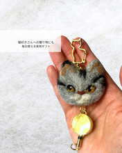 画像をギャラリービューアに読み込む, 羊毛フェルトのグレー猫キーリール|手作り |たろじろ