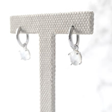 画像をギャラリービューアに読み込む, マザーオブパール ワンタッチ ダングル ピアス(シルバー925/ロジウムプレーティング)|SMUK(スムーク)