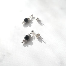 画像をギャラリービューアに読み込む, ブラックガーネット・シルバー925ダングルピアス|SMUK(スムーク)