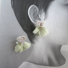 画像をギャラリービューアに読み込む, 草木染めフリンジのピアス|hanmmmo(ハンモ)