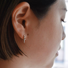 画像をギャラリービューアに読み込む, カレンシルバーのキャッチのいらないピアス -cross-|YEAH.JAPAN(イエアジャパン)