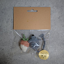 画像をギャラリービューアに読み込む, ホワイトチョコいちごとグレーマウス|necono(ネコノ)