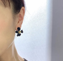 画像をギャラリービューアに読み込む, ブラックフラワーピアス|Novedad.(ノベダ)
