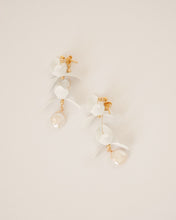 画像をギャラリービューアに読み込む, white flower petal|felice(フェリーチェ)