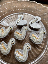 画像をギャラリービューアに読み込む, ブローチ【スワン】|tsubutsubu design.(ツブツブデザイン)