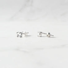画像をギャラリービューアに読み込む, ムーンストーン スタッドピアス(シルバー925/ロジウムプレーティング)|SMUK(スムーク)
