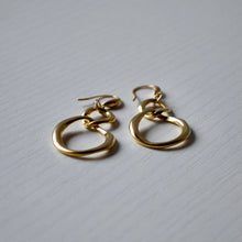 画像をギャラリービューアに読み込む, 柔らかな光|ダブルリングのニュアンス耳飾り|Une(ウーネ)