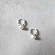 画像をギャラリービューアに読み込む, パール ハギーピアス(シルバー925)|SMUK(スムーク)