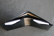 画像をギャラリービューアに読み込む, 削ぎ落とした職人仕立ての折財布〈LOCUS-SW〉|Has(ハズ)