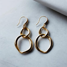 画像をギャラリービューアに読み込む, 柔らかな光|ダブルリングのニュアンス耳飾り|Une(ウーネ)