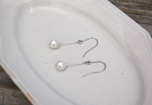 画像をギャラリービューアに読み込む, 「月の雫珠」国産あこや真珠バロックパール*サージカルステンレス・ピアス(ロング)|ツバメ舎(ツバメシャ)