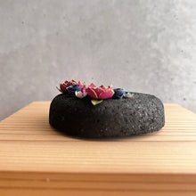 画像をギャラリービューアに読み込む, 炭団オブジェ / リース+赤+紺|櫂の炭(カイノスミ)