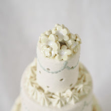 画像をギャラリービューアに読み込む, 小さな黄色いお花のケーキランプシェード、オブジェ|とうげい hanaga(トウゲイ ハナガ)