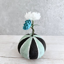 画像をギャラリービューアに読み込む, 炭団オブジェ / 〇+白+ブルー|櫂の炭(カイノスミ)