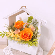 画像をギャラリービューアに読み込む, 【小鳥のウッドハウス Little Bird’s Cottage】 ビタミンカラー オレンジ 上品な薔薇 プリザーブドフラワーアレンジ 夏のギフト インテリア 両親贈呈品 出産 誕生日 記念日 新築 敬老の日 プレゼント|Luana Mally(ルアナ マリー)