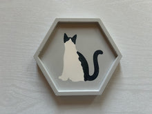 画像をギャラリービューアに読み込む, 六角形のにゃんこトレイ〈おすわり〉|Delight(デライト)