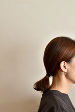 画像をギャラリービューアに読み込む, 赤い天然石ガーネット シングルピアス|bis.(ビス)