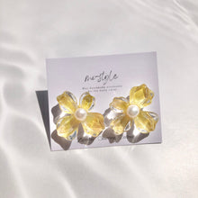 画像をギャラリービューアに読み込む, 水彩FlowerArtイエローピアス/イヤリング|mi-style(ミースタイル)