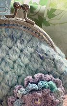 画像をギャラリービューアに読み込む, 薄紫のガーベラ付き空色がま口ポーチ|M'S CROCHET(エムズクロシェット)