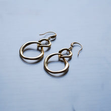 画像をギャラリービューアに読み込む, 柔らかな光|ダブルリングのニュアンス耳飾り|Une(ウーネ)