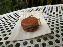 画像をギャラリービューアに読み込む, FARADAYホホバ蜜蝋バーム10g 革ケース付き|FARADAY KAMAKURA(ファラディ カマクラ)