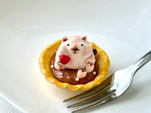 画像をギャラリービューアに読み込む, タルトになったウォンバットさん"Tart Wombat"|手ノヒラ堂(テノヒラドウ)