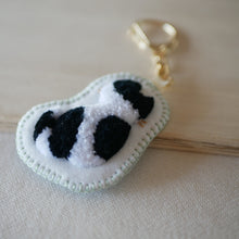 画像をギャラリービューアに読み込む, 和み猫のキーホルダー 後ろ姿 白と黒|Little Plum(リトルプラム)