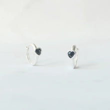 画像をギャラリービューアに読み込む, オニキス ハートハギーピアス(シルバー925)|SMUK(スムーク)