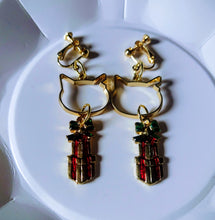 画像をギャラリービューアに読み込む, 猫耳カットと赤と緑のプレゼントモチーフのイヤリング|mimine(ミミンヌ)