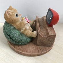 画像をギャラリービューアに読み込む, テレビを見る茶トラ スマホスタンド|WooBia(ウービア)