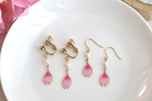 画像をギャラリービューアに読み込む, 桜の花びらと淡水パールのピアス.イヤリング(ピンク)|Lab407(ラボヨンマルナナ)