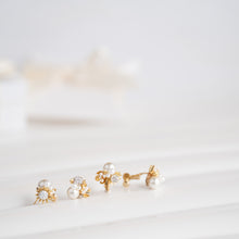 画像をギャラリービューアに読み込む, クリスタルガラスパヴェ×淡水パールの花びらのイヤリング|BLANCHE NEIGE(ブランシュネージュ)
