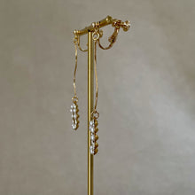 画像をギャラリービューアに読み込む, 【イヤリング】揺れるニュアンスロングデザイン ヴィンテージガラスとパールのフープモチーフイヤリング|ERIKOART(エリコアート)