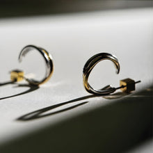 画像をギャラリービューアに読み込む, Crossed Layer Hoop pierce – Contrast Edition |Lyvi(ライヴィ)