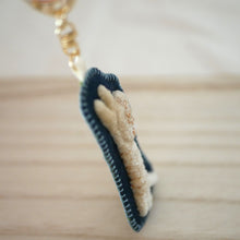 画像をギャラリービューアに読み込む, 和み猫のキーホルダー 茶とら ながのび|Little Plum(リトルプラム)