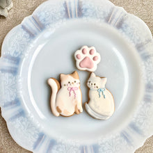 画像をギャラリービューアに読み込む, 寄り添うネコちゃんと肉球 アイシングクッキー|sumirecookies(スミレクッキーズ)