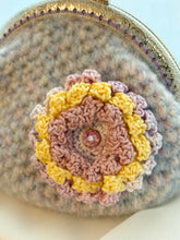 画像をギャラリービューアに読み込む, ニュアンスカラーのガーベラがま口ポーチ|M'S CROCHET(エムズクロシェット)