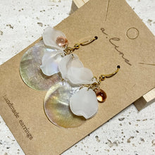 画像をギャラリービューアに読み込む, シェルフラワーピアス/イヤリング|a.line(エーライン)