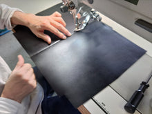 画像をギャラリービューアに読み込む, Tajima Cowhide スマートフォンポーチ|D.L.P.(ディーエルピー)