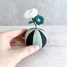 画像をギャラリービューアに読み込む, 炭団オブジェ / 〇+白+ブルー|櫂の炭(カイノスミ)