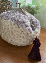 画像をギャラリービューアに読み込む, 上品な大人の花柄 薄紫とホワイトのキラキラがま口ポーチ パールタッセル付き|M'S CROCHET(エムズクロシェット)