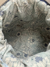 画像をギャラリービューアに読み込む, 薄紫のガーベラ付き空色がま口ポーチ|M'S CROCHET(エムズクロシェット)