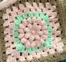 画像をギャラリービューアに読み込む, 秋冬らしさを楽しむレジ袋型お花モチーフバッグ|M'S CROCHET(エムズクロシェット)