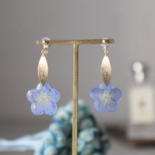 画像をギャラリービューアに読み込む, 本物のネモフィラとメタルリーフのピアス/イヤリング|FT2 works(エフティーツーワークス)