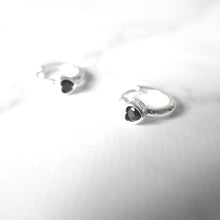 画像をギャラリービューアに読み込む, オニキス ハートハギーピアス(シルバー925)|SMUK(スムーク)